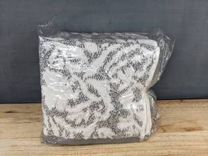 lot 152 image: 4 Hand Towels Gray & White, 16 x 28 in - Brand New