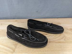 lot 299 image: Minnetonka Moccasins Mens Size 8.5 Black - Brand New
