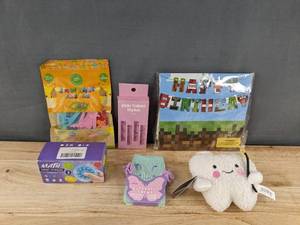 lot 362 image: Kids Assorted Bundle featuring Socks, Minecraft Banner & 50 Floss Picks - Brand New