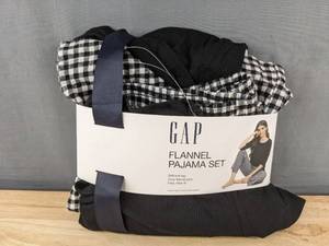 lot 651 image: GAP Flannel Pajama Set Womens Size Medium, Black & White - Brand New