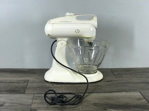 lot 220 image: Vintage Kitchen Aid Mixer with Pyrex Bowl