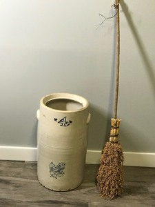lot 335 image: VINTAGE WESTERN STONEWARE #4 BUTTER CHURN CROCK