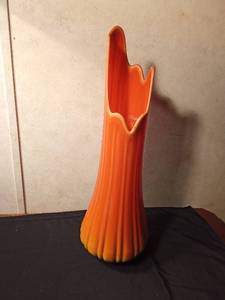 lot 37 image: Vintage L. E. Smith Bittersweet orange swung glass vase from 1960s - 1970s
