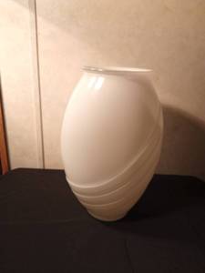 lot 38 image: Vintage 1980s Anchor Hocking Art Decor glass vase