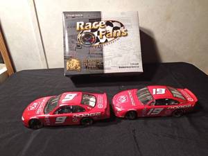 lot 44 image: 2001 Brookfield Collectors Bill Elliot #9 and #19 Dodge brushed metal stock car (1 of 2000)