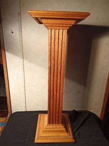 lot 46 image: Pedestal plant stand