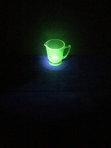 lot 338 image: Vtg GREEN URANIUM VASELINE GLASS Footed Measuring Cup 4 Cup 32 Oz GLOWS 5.75