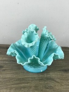 lot 348 image: Fenton Turquoise Hobnail 3 Horn Trumpet Epergne Bud Vase 1950s 6.5