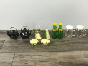 lot 395 image: Lot of Collectible Salt & Pepper Shakers