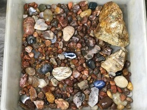 lot 397 image: Over 6 Pounds of Collectible Rocks - A lot of them are small agates
