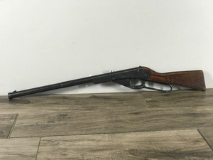lot 413 image: Collectible Daisy Heddon BB Gun Model 102