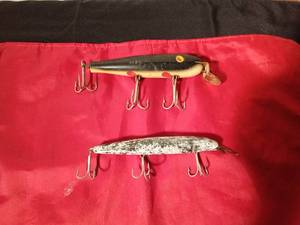 lot 58 image: Vintage Creek Chub Co. Pikie Minnow musky fishing lure and a vintage wooden musky lure