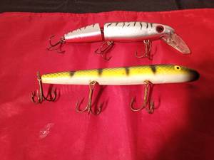 lot 61 image: Joe butcher jointed depth Raider musky lure and a vintage wooden Musky lure