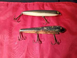 lot 62 image: Poes giant jackpot topwater walker musky lure and a vintage wooden musky lure