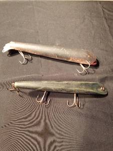 lot 67 image: 2 Vintage wooden Musky fishing lures (1 with metal tail)