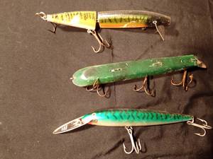 lot 69 image: 3 Vintage woodmetal Musky fishing lures (1 has jointed body)