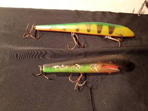 lot 73 image: 1 Vintage wooden and 1 plastic Musky fishing lures