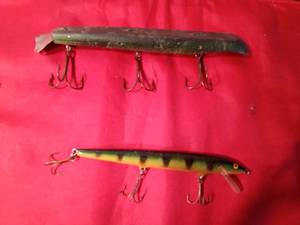 lot 77 image: 2 Wooden Musky fishing lures (1 is a Rapala) (1 with metal tail)