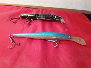 lot 80 image: Vintage wooden jointed body Musky fishing lure and a plastic large minnow lure