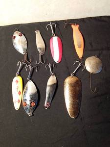 lot 82 image: 2 Large daredevils, Hecters Glass eye spoon, Vintage round metal lure, 300 Series Lou J. Eppinger Huskie Delve, Red Eye Musky Hoffschneider spoon, 2 Big Doctor 285 spoons and more
