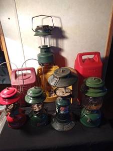 lot 83 image: 3 Coleman propane lanterns (1975 & 1980), 1 Ash Flash lantern, 3 Coleman cases and 1 battery operated Coleman lantern