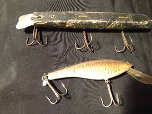lot 86 image: 1 wooden with metal tail Musky fishing lures and 1 other fishing lure