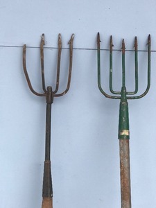 lot 12 image: 2 - Fishing Spears