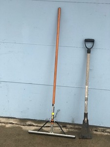 lot 424 image: 24 Floor Squeegee and Heavy Duty Scraper