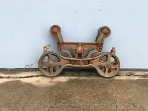 lot 6 image: Vintage Cast Iron Hay Trolley