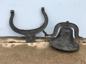 lot 5 image: Large Vintage Cast Iron Bell