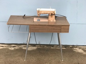 lot 2 image: Vintage Singer Electric Sewing Machine with Accessories