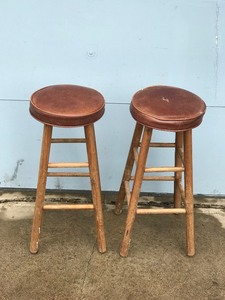 lot 429 image: 2 - Wood Cushioned Bar Stools