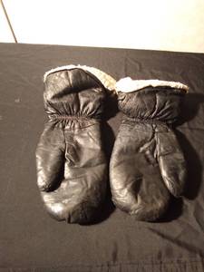 lot 102 image: Leather mittens
