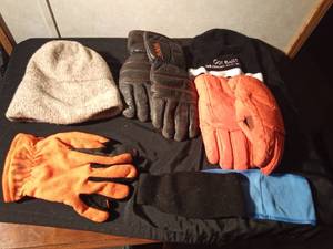 lot 99 image: Gloves, hats and headbands