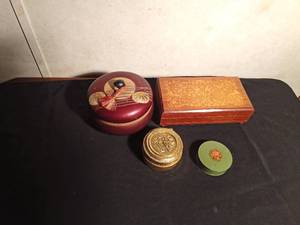 lot 160 image: 3 Round trinket boixes and 1 square music trinket box