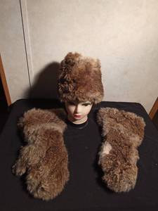 lot 161 image: Rabbit fur hat and rabbit fur elbo lenght mittens with leather palms