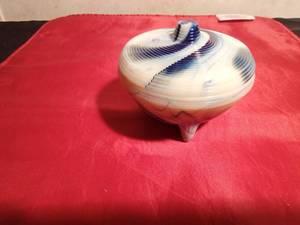 lot 166 image: Vintage Akro Agate Concentric ring powder dish with lid