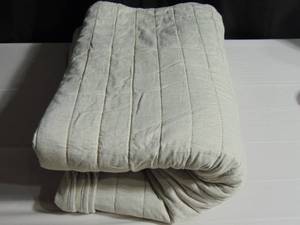 lot 13 image: King Quilted Bedspread