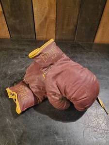 lot 10 image: Pair of Vintage Maroon and Gold Everlast Boxing Gloves 9oz