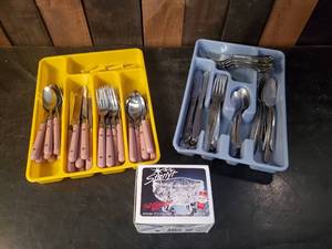 lot 20 image: 2 Sets of 1970s Silverware in trays