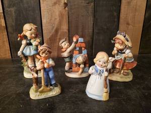 lot 59 image: Vintage Ceramic Figurines, Lefton, Original Arm Art Creations, and others