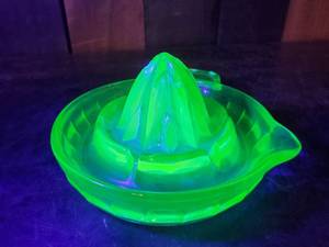 lot 65 image: Uranium green Glass Juicer