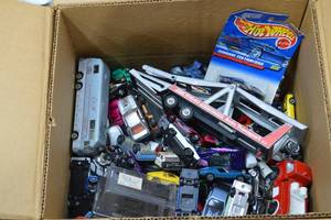 lot 83 image: Hot Wheels Ferrari Testarossa Die-Cast Cars - Auto Transport Trailer