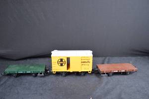 lot 142 image: HO Scale Santa Fe Boxcar SFRD 94467 & LG&B Flatcars 94160, 94061 (Lot of 3)