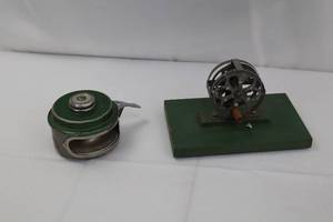 lot 156 image: Shakespeare Automatic No. 1922 Model FF Lot of 2 Vintage Fishing ReelLine Winder on Green Base