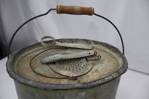 lot 182 image: Vintage Galvanized Tin Fishing Bucket