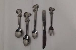 lot 198 image: Vintage Peanuts Snoopy Flatware - Stainless Steel 5-Piece Set (1958-1965)