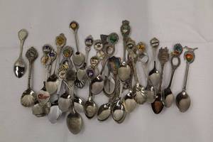 lot 201 image: State Collector Spoons - Vintage Assortment with Enamel State Emblems & City Marks