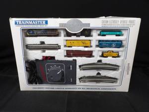 lot 8 image: TrainMaster HO Electric Train Set 7654 - Complete with Transformer & Track