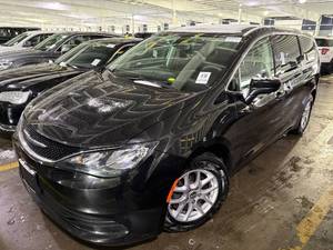lot 7 image: 2017 Chrysler Pacifica Touring